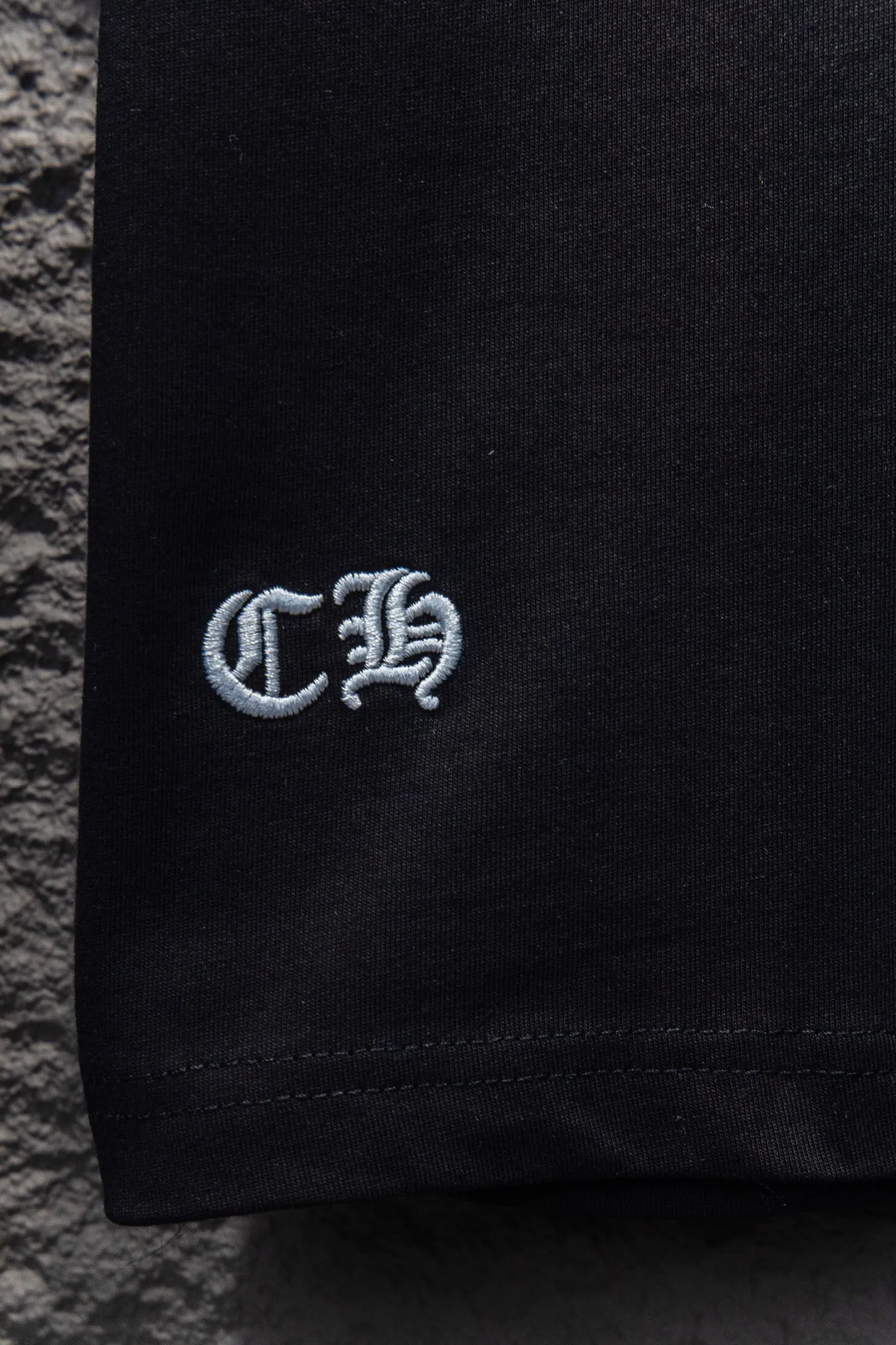 P180 Chrome hearts 25FW This year’s popular Chrome Hearts model is so 🉑️. The imported leather label on the front chest is made of ZP material. 1:1 restoration makes it easy to touch. It has a large resistance and is very smooth to the touch, which is different from the market. The letters are machine embroidered with leather material after adjusting according to the original details. The thickness is moderate. The hardware is imported. Front #embroidery. Imported Tajima high-density heavy embroidery technology. The font is three-dimensional and full. The back panel is specially imported machine embroidery. The hardware is added with handcrafts. The cost is extremely high. It uses 32-count double yarn and 260-gram weight fabric. It is super comfortable. It is very comfortable and soft to wear in spring and summer. You will not feel stuffy. It is very comfortable to wear and absorbs sweat, so it is more suitable to wear. It can be used as a base in spring and can be worn casually on the street. The color is eye-catching 👍 The simple version is full of fashion and very comfortable to wear. It is well-designed and refuses to be monotonous and vulgar. It does not make ordinary styles. Modern elements and design sense come to the face, giving the piece of clothing a unique fashion color~ Color: White Black Size Chart: S M L XL